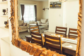 IKULU SUITES-Elegant Artistic 2-Bedroom Home